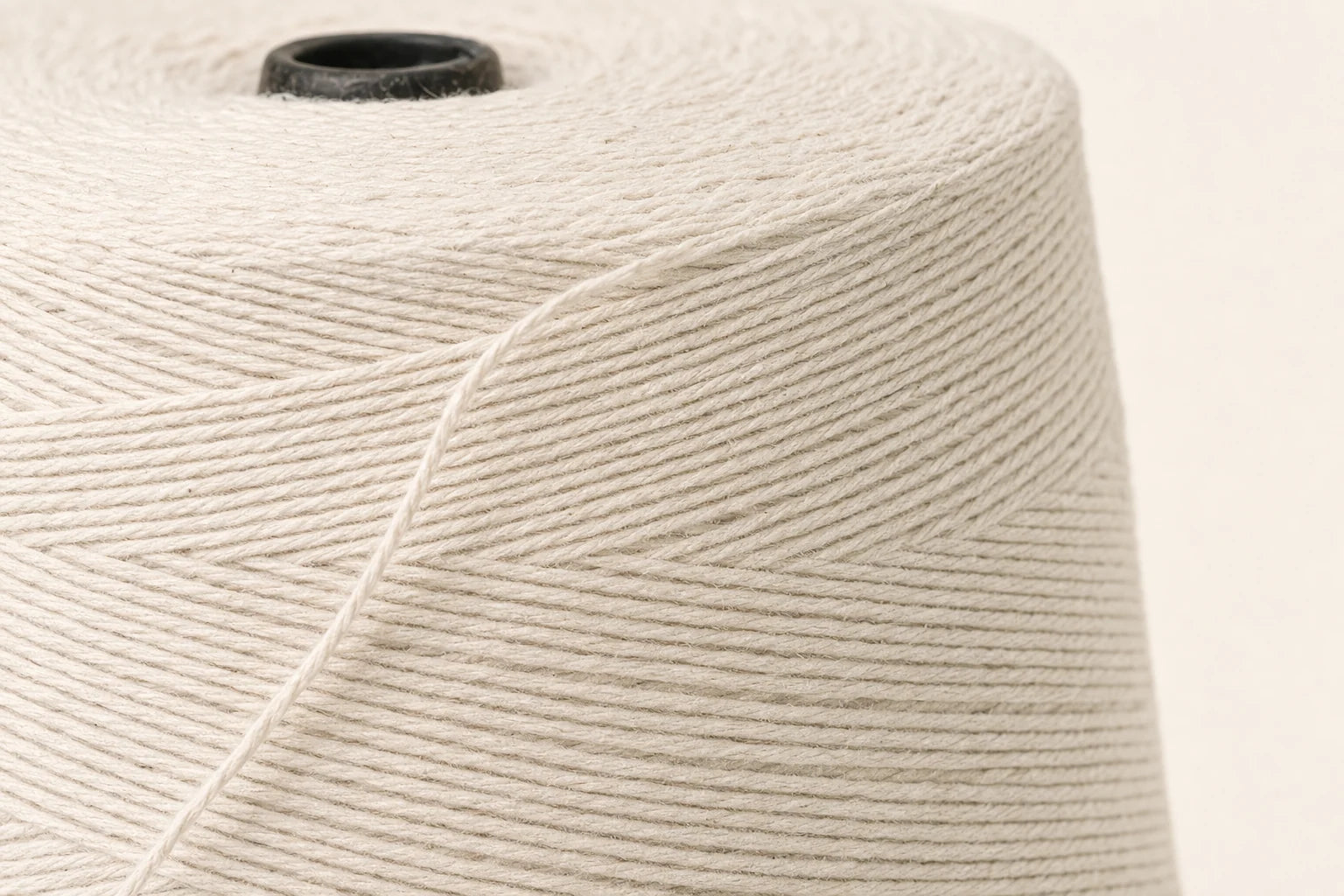 3600' Cotton Strings Cone close-up product detail